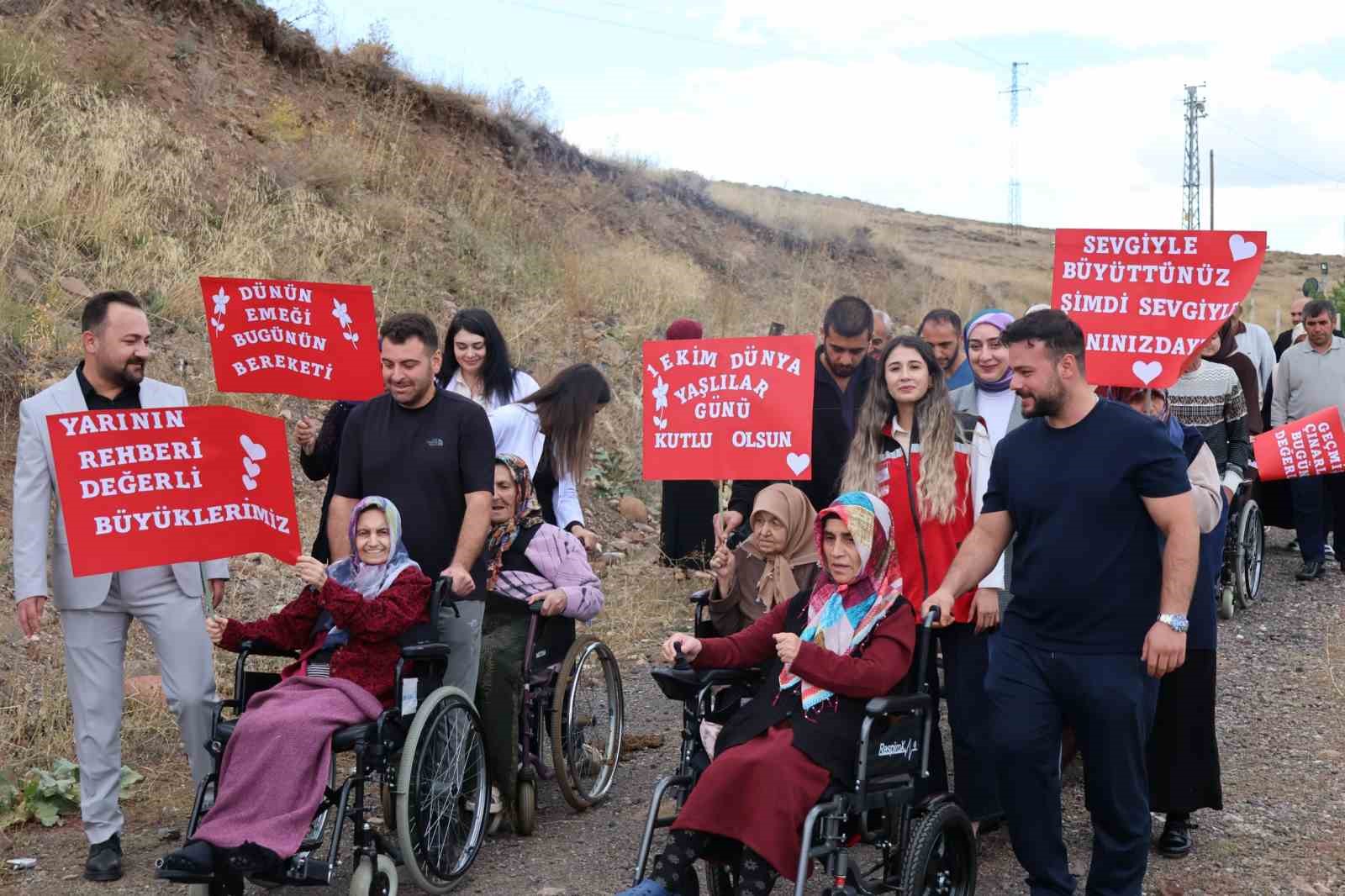 AİLE VE SOSYAL HİZMETLER BAKANLIĞI ÖNCÜLÜĞÜNDE, 1 EKİM DÜNYA YAŞLILAR GÜNÜ KAPSAMINDA 81 İLDE EŞ ZAMANLI GERÇEKLEŞTİRİLEN FARKINDALIK YÜRÜYÜŞÜNÜN ERZURUM AYAĞI, ERZURUM AİLE VE SOSYAL HİZMETLER İL MÜDÜRLÜĞÜ TARAFINDAN DÜZENLENDİ.
