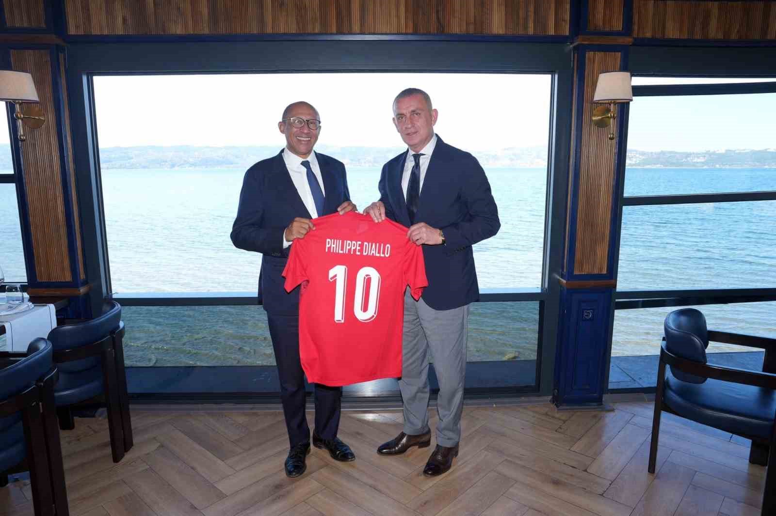 A MİLLİ TAKIM’IN UEFA ULUSLAR A LİGİ 1. GRUP’TAKİ FRANSA KARŞILAŞMASI ÖNCESİNDE İKİ ÜLKE FUTBOL FEDERASYONLARININ YÖNETİCİLERİ, SAKARYA’NIN SAPANCA’DA DÜZENLENEN RESMİ MAÇ YEMEĞİNDE BİR ARAYA GELDİ.