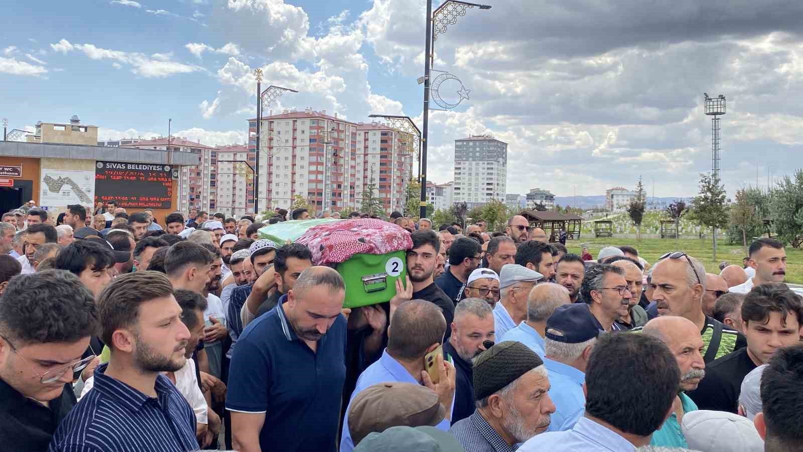 SİVAS’TA DÜN MEYDANA GELEN TRAFİK KAZASINDA HAYATINI KAYBEDEN 4 KİŞİDEN 3’Ü SON YOLCULUĞUNA UĞURLANDI.