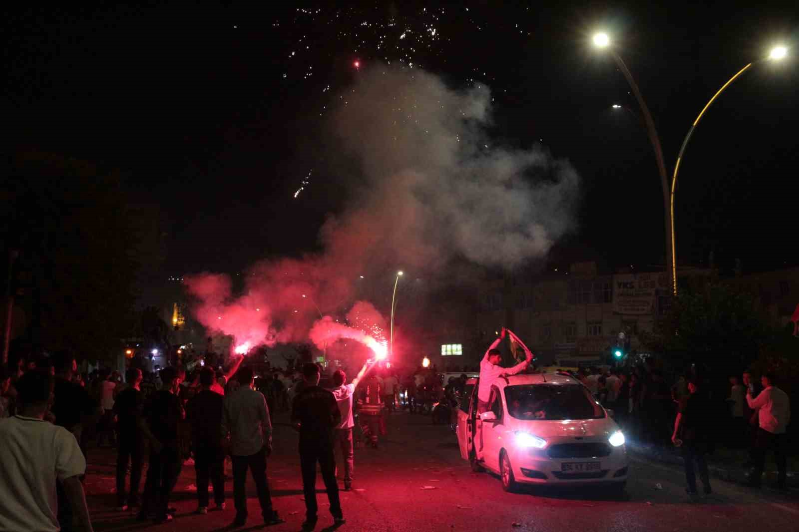 TRENDYOL SÜPER LİG’İN 6. HAFTASINDA AMED SPORTİF FAALİYETLER’İN SAHASINDA BEŞİKTAŞ’I 3-2 MAĞLUP ETMESİ, DİYARBAKIR’IN YANI SIRA ŞIRNAK’IN CİZRE İLÇESİNDE DE SOKAKLARI PANAYIR ALANINA ÇEVİRDİ.
