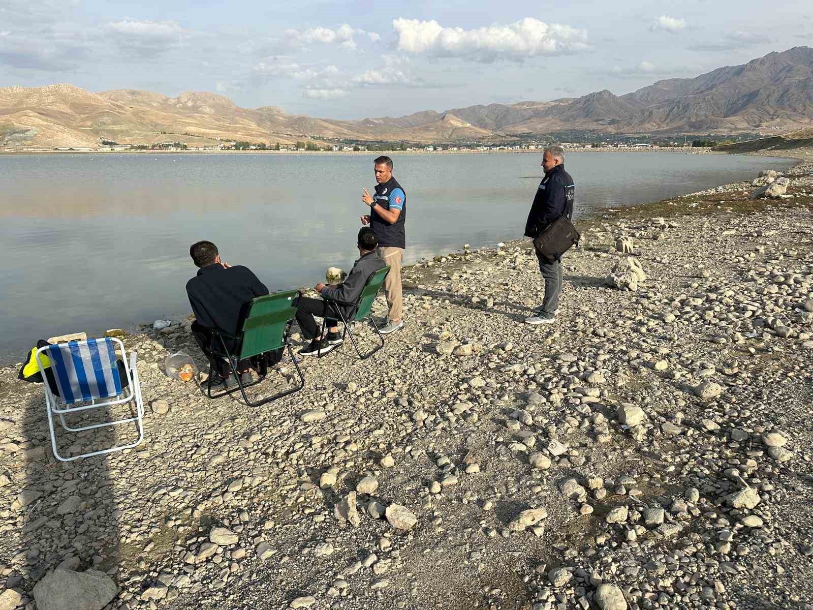 VAN’DA SU ÜRÜNLERİ KAYNAKLARININ KORUNMASI VE BALIKÇILIK FAALİYETLERİNİN MEVZUATA UYGUN YÜRÜTÜLMESİ AMACIYLA SON BİR AYDA GERÇEKLEŞTİRİLEN DENETİMLERDE 35 BALIKÇI TEKNESİ, 23 AMATÖR BALIKÇI, 17 ALABALIK YETİŞTİRİCİLİK TESİSİ VE 22 PERAKENDE SATIŞ NOKTASI KONTROL EDİLDİ.