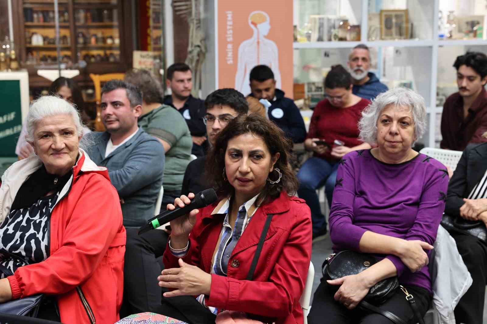 NİLÜFER BELEDİYESİ VE ONKODAY İŞ BİRLİĞİYLE DÜZENLENEN SÖYLEŞİDE UZMANLAR, MEME KANSERİNDE ERKEN TANININ VE DÜZENLİ KONTROLÜN ÖNEMİNE DİKKAT ÇEKEREK DOĞRU BİLİNEN YANLIŞLARI VE GÜNCEL TEDAVİ YÖNTEMLERİNİ ANLATTI.