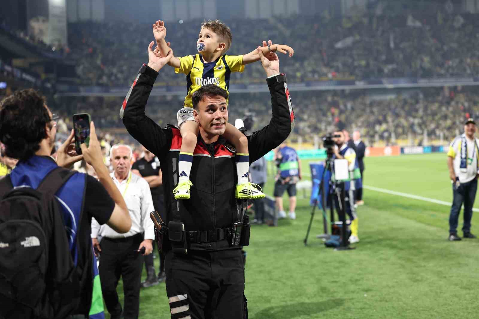 UEFA ŞAMPİYONLAR LİGİ PLAY-OFF İLK MAÇINDA FENERBAHÇE, SAHASINDA FRANSA LİGİ EKİPLERİNDEN LYON İLE KARŞI KARŞIYA GELİYOR. MÜSABAKANIN İLK 15 DAKİKASI GOLSÜZ EŞİTLİKLE GEÇİLDİ.