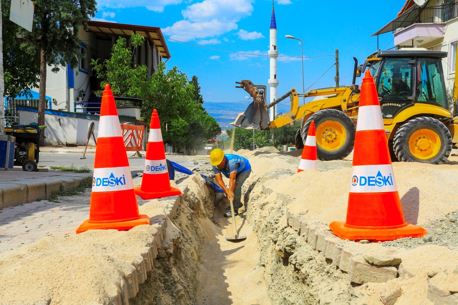 DENİZLİ BÜYÜKŞEHİR BELEDİYESİ DESKİ GENEL MÜDÜRLÜĞÜ TARAFINDAN HONAZ İLÇE MERKEZİNDE YÜRÜTÜLEN ALTYAPI ÇALIŞMALARI KAPSAMINDA, ASBESTLİ İÇME SUYU HATLARI YENİLENİYOR. 13 MİLYON 200 BİN TL YATIRIM BEDELİNE SAHİP PROJE KAPSAMINDA 6 BİN METRE YENİ İÇME SUYU HATTI DÖŞENECEK.