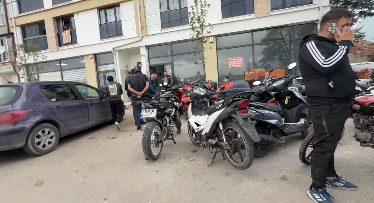 ESKİŞEHİR’DE PARK HALİNDEKİ BİR MOTOSİKLETİN ÇALINMASI OLAYIYLA İLGİLİ GÖZALTINA ALINAN İKİ ŞÜPHELİDEN BİRİ TUTUKLANDI, YABANCI UYRUKLU DİĞER ŞÜPHELİ İSE ADLİ KONTROL ŞARTIYLA SERBEST BIRAKILDI.