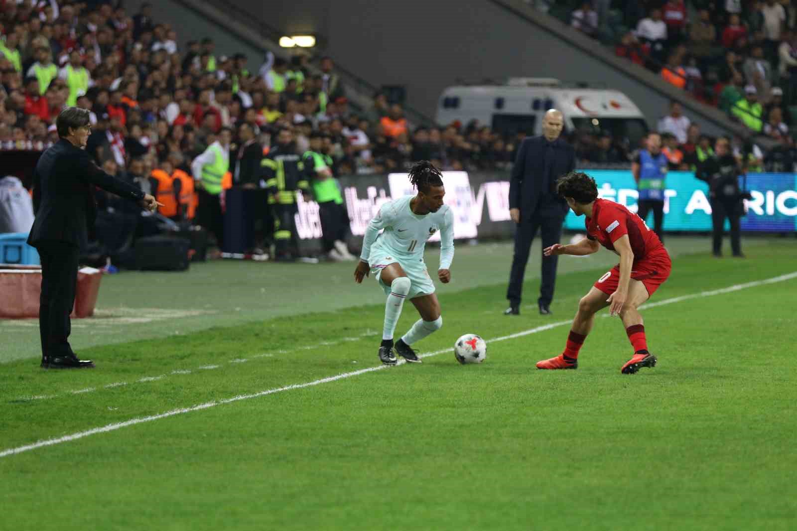 A MİLLİ FUTBOL TAKIMI, UEFA ULUSLAR A LİGİ 1. GRUP İLK MAÇINDA FRANSA İLE KOCAELİ'DE KARŞILAŞIYOR. MÜCADELENİN 15 DAKİKASI GOLSÜZ EŞİTLİKLE GEÇİLDİ.