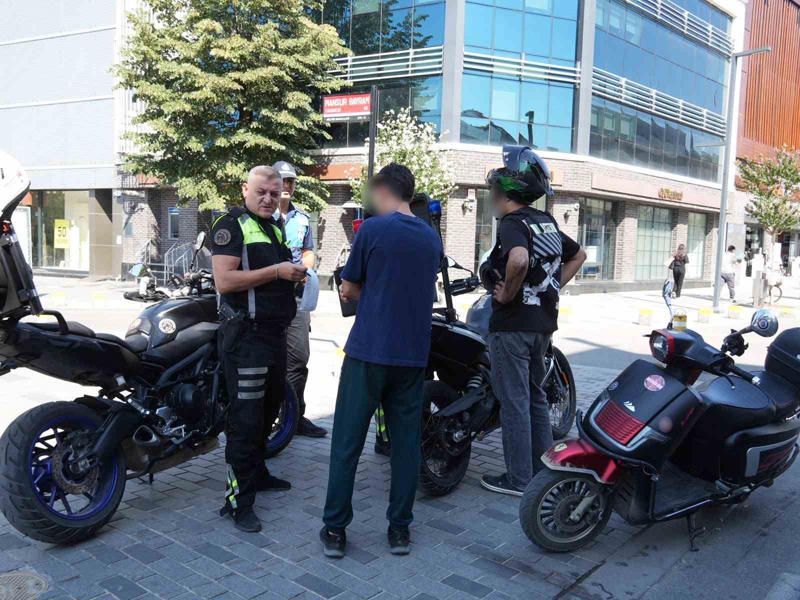 DÜZCE’DE YAYALAŞTIRILAN CADDEYE MOTOSİKLET İLE GİREN 17 SÜRÜCÜYE 52 BİN TL CEZAİ İŞLEM UYGULANDI.