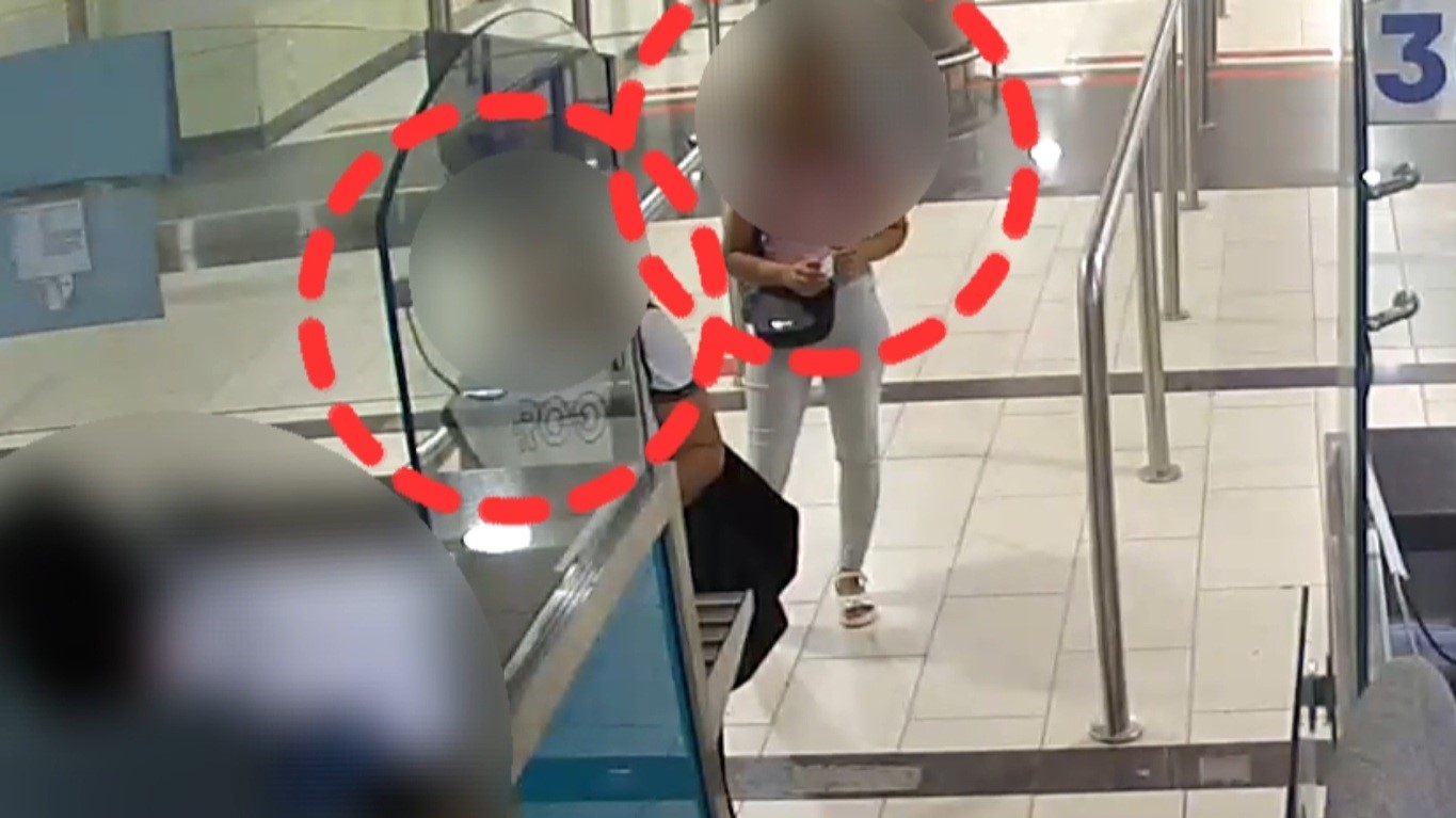 ANTALYA’DA TRAMVAYDA BİR KİŞİNİN CÜZDANINI YANKESİCİLİK YÖNTEMİYLE ÇALDIKLARI BELİRLENEN YABANCI UYRUKLU 2 ŞÜPHELİ, POLİS EKİPLERİNCE YAKALANDI. ADLİYEYE SEVK EDİLEN ŞÜPHELİLER TUTUKLANDI.