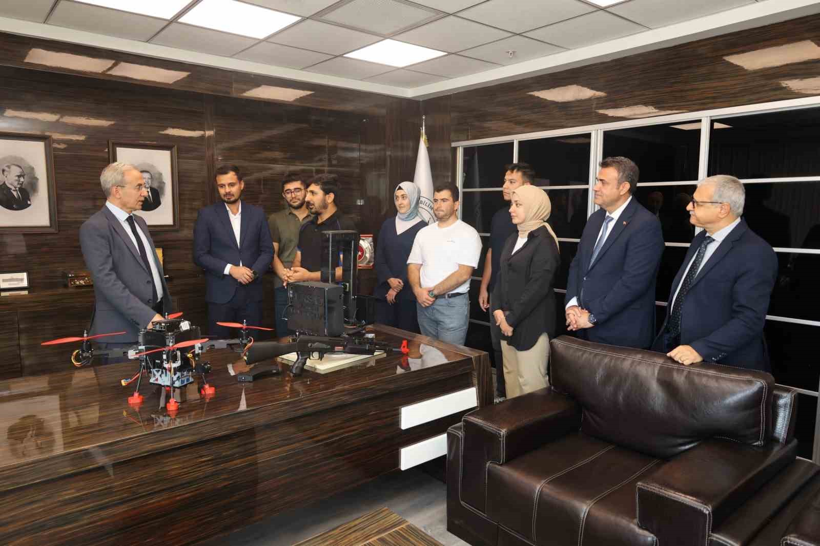 GAZİANTEP İSLAM BİLİM VE TEKNOLOJİ ÜNİVERSİTESİ (GİBTÜ) BÜNYESİNDE FAALİYET GÖSTEREN SPARK CORE TEKNOLOJİ VE İNOVASYON TOPLULUĞU’NUN HEZARFEN İHA TAKIMI, TEKNOFEST KAPSAMINDA TÜBİTAK TARAFINDAN DÜZENLENEN ULUSLARARASI İNSANSIZ HAVA ARAÇLARI (İHA) YARIŞMASI’NDA ELDE ETTİĞİ BAŞARI DOLAYISIYLA GİBTÜ REKTÖRÜ PROF. DR. ŞEHMUS DEMİR’İ ZİYARET ETTİ.