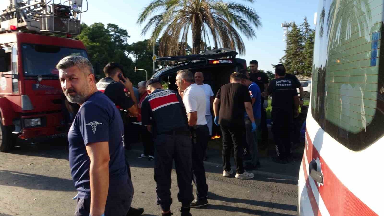 KAZADA, EGEMEN C., OTOMOBİL SÜRÜCÜSÜ ERDAL A., TUR MİNİBÜSÜ ŞOFÖRÜ MEHMET F. Ö., MİNİBÜSTE YER ALAN TURİSTLERDEN JİRİNA K., MARTİNA M., FİLİP B., ILONA F., MARİJA F., UKRAYNALI TURİSTLERDEN, JANA R., SENİİA H., YAROSLAV H., OKSANA A., MARTA K., OLEKSANDR A. VE ILİNANA B. YARALANDI.