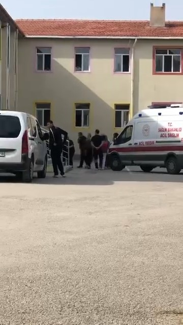 EDİRNE’NİN UZUNKÖPRÜ İLÇESİNDE BİR OKULDA BAZI ÖĞRENCİLERİN ÇAMAŞIR SUYUNDAN ETKİLENDİĞİ İDDİA EDİLDİ.