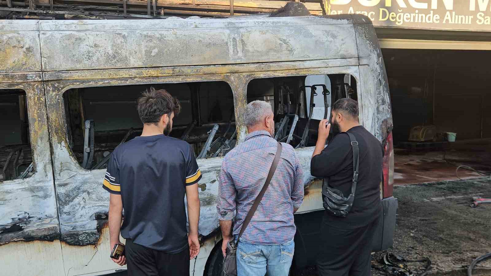 İKİTELLİ'DE SANAYİ SİTESİNDE MİNİBÜSTE ÇIKAN YANGIN DÜKKANA SIÇRADI: KUNDAK ŞÜPHESİ ÜZERİNDE DURULUYOR