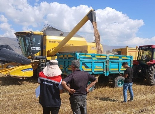 ERZURUM İL TARIM VE ORMAN MÜDÜRLÜĞÜ TEKNİK PERSONELLERİ, 2026 YILI HASAT DÖNEMİ KAPSAMINDA BİÇERDÖVER KONTROLLERİNE SAHADA ARALIKSIZ DEVAM EDİYOR. DANE KAYBINI VE MİLLİ SERVET KAYBINI ÖNLEMEK AMACIYLA YAPILAN DENETİMLERDE, KURALLARA UYMAYAN SÜRÜCÜLERE GEÇİT VERİLMİYOR.