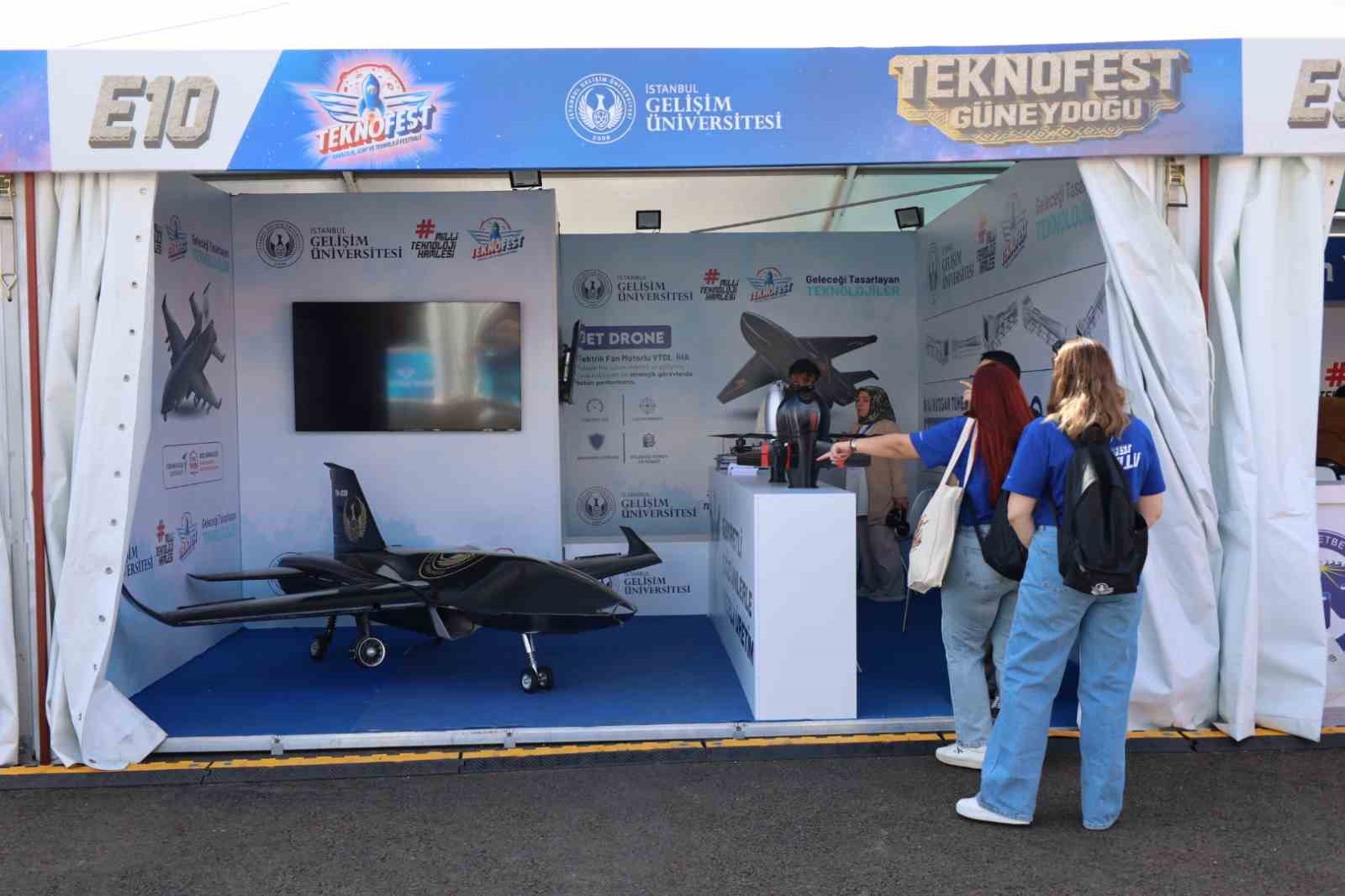 İGÜ TEKNOFEST’E JET DRON PROJESİ VE ELEKTRİK FAN MOTORLU VTOL İHA İLE KATILARAK DİKKATLERİ ÜZERİNE ÇEKTİ