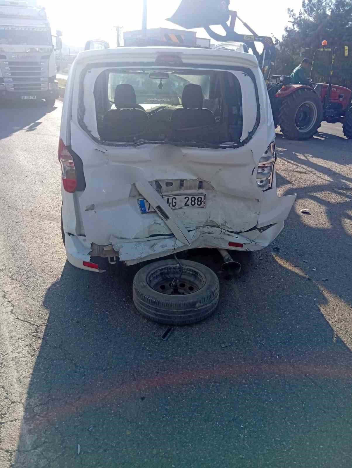 KURTALAN’DA OTOMOBİL İLE HAFİF TİCARİ ARAÇ ÇARPIŞTI 3 KİŞİ YARALANDI.