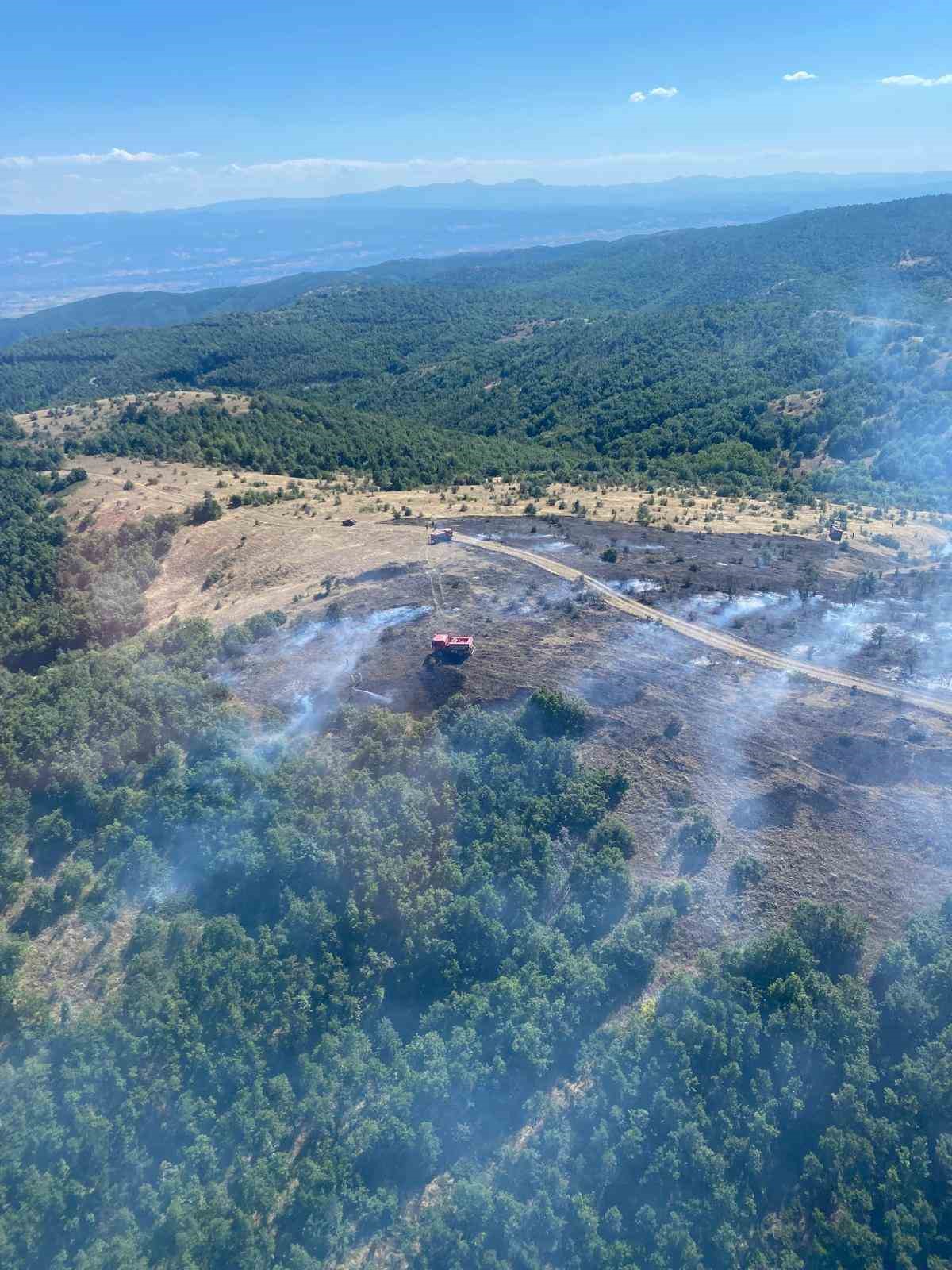 TAŞKÖPRÜ İLÇESİNDE ÇIKAN ORMAN YANGINI, ORMAN EKİPLERİNİN HAVADAN VE KARADAN YAPTIĞI MÜDAHALEYLE KONTROL ALTINA ALINDI