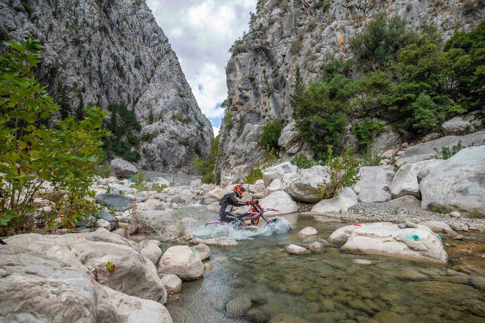 DENİZDEN ZİRVEYE UZANAN BENZERSİZ PARKURUYLA HARD ENDURO DÜNYASININ DİKKAT ÇEKEN ORGANİZASYONLARINDAN SEA TO SKY, 7-10 EKİM 2026 TARİHLERİNDE ANTALYA’NIN KEMER İLÇESİNDE DÜNYANIN ÖNDE GELEN SPORCULARINI AĞIRLAYACAK.