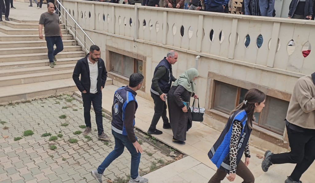 ELAZIĞ'DA CUMA NAMAZI ÇIKIŞINDA DİLENCİLERE YÖNELİK DENETİMLERDE YAŞANAN İLGİNÇ ANLAR CEP TELEFONU KAMERASINA YANSIDI. ZABITA EKİPLERİNİ GÖRÜNCE BELİNİN AĞRIDIĞINI SÖYLEYEN BİR KİŞİ, KARAKOLA GÖTÜRÜLECEĞİNİ ANLAYINCA BİR ANDA HIZLANARAK OLAY YERİNDEN UZAKLAŞTI.