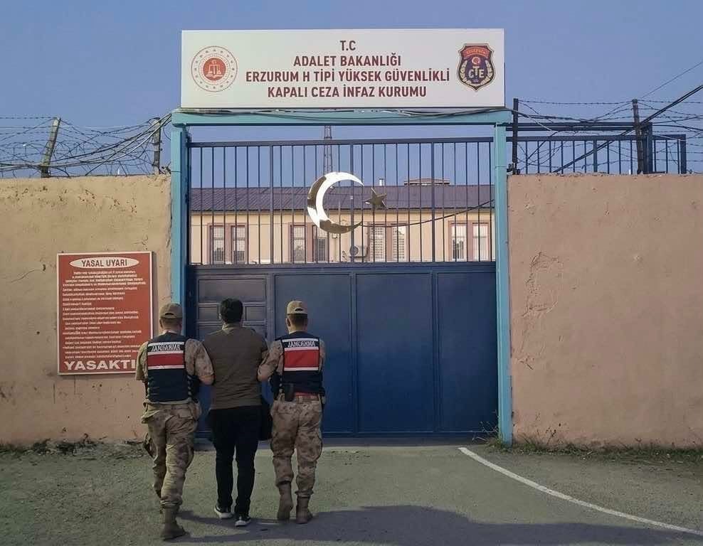 ERZURUM İL JANDARMA KOMUTANLIĞI EKİPLERİNİN EYLÜL AYI BOYUNCA YÜRÜTTÜĞÜ BAŞARILI OPERASYONLAR NETİCESİNDE, ÇEŞİTLİ SUÇLARDAN ARANAN TOPLAM 86 ŞAHIS YAKALANARAK ADALETE TESLİM EDİLDİ. OPERASYONLARDA AYRICA KAYIP OLARAK ARANAN 7 KİŞİ DE BULUNARAK AİLELERİNE ULAŞTIRILDI.