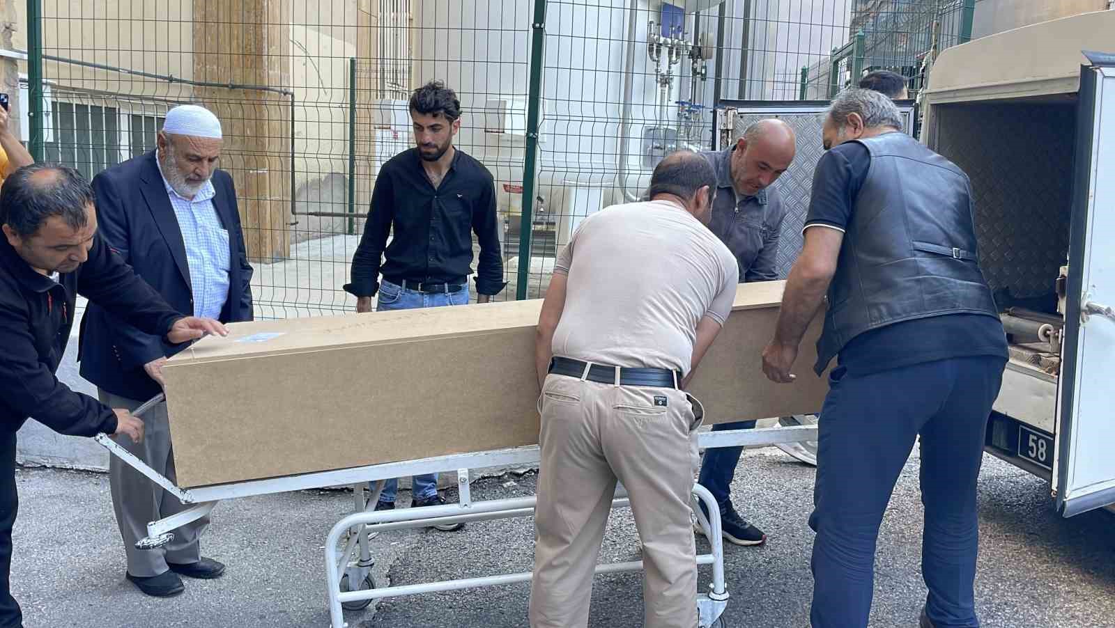 YAKINLARI TARAFINDAN HASTANEDEN TESLİM ALINAN KAYA'NIN CENAZESİNİN BELCİK KÖYÜNDE TOPRAĞA VERİLECEK.