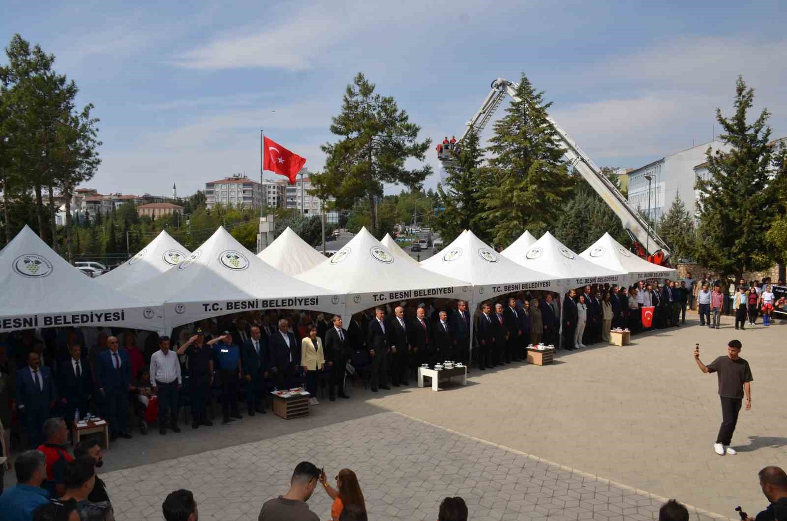 ADIYAMAN'IN BESNİ İLÇESİNDE BU YIL 28'İNCİSİ DÜZENLENEN BESNİ EĞİTİM BAYRAMI, YÜZLERCE KİŞİNİN KATILDIĞI YÜRÜYÜŞ VE AÇILIŞ TÖRENİYLE BAŞLADI.