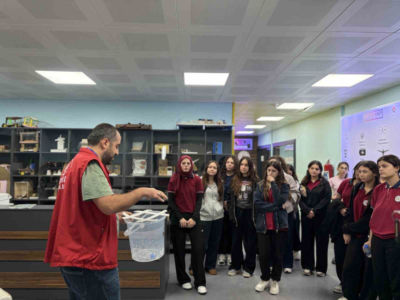 SPORTİF, SANATSAL VE KÜLTÜREL FAALİYETLER GİBİ GENİŞ YELPAZESİ İLE AYDINLI GENÇLERİN YENİ CAZİBE MERKEZLERİNDEN BİRİ HALİNE GELEN AYDIN GEÇLİK MERKEZİ'Nİ ZİYARET EDEN LİSELİ GENÇLER, HEM YENİ BİLGİLER EDİNDİ HEM DE EĞİTSEL OYUNLARLA KEYİFLİ VAKİT GEÇİRDİ.