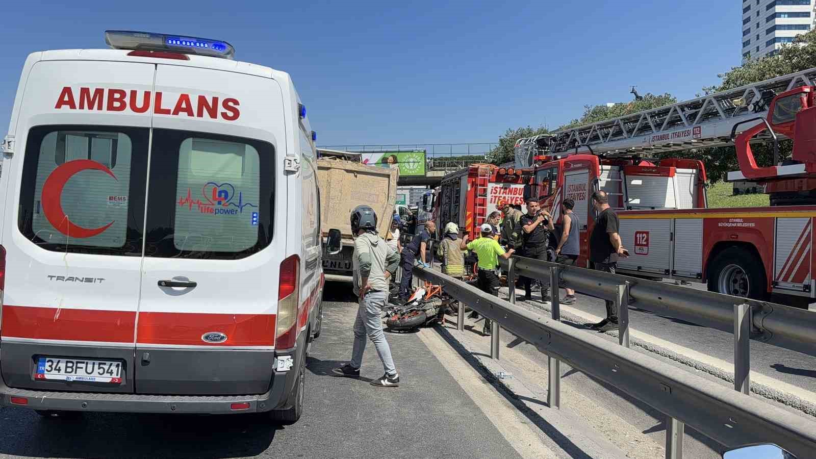 BASIN EKSPRES YOLUNDA MOTOSİKLET SÜRÜCÜSÜ, HAFRİYAT KAMYONUNUN ALTINDA KALDI. KAMYON ALTINDA SIKIŞAN SÜRÜCÜ HAYATINI KAYBETTİ.