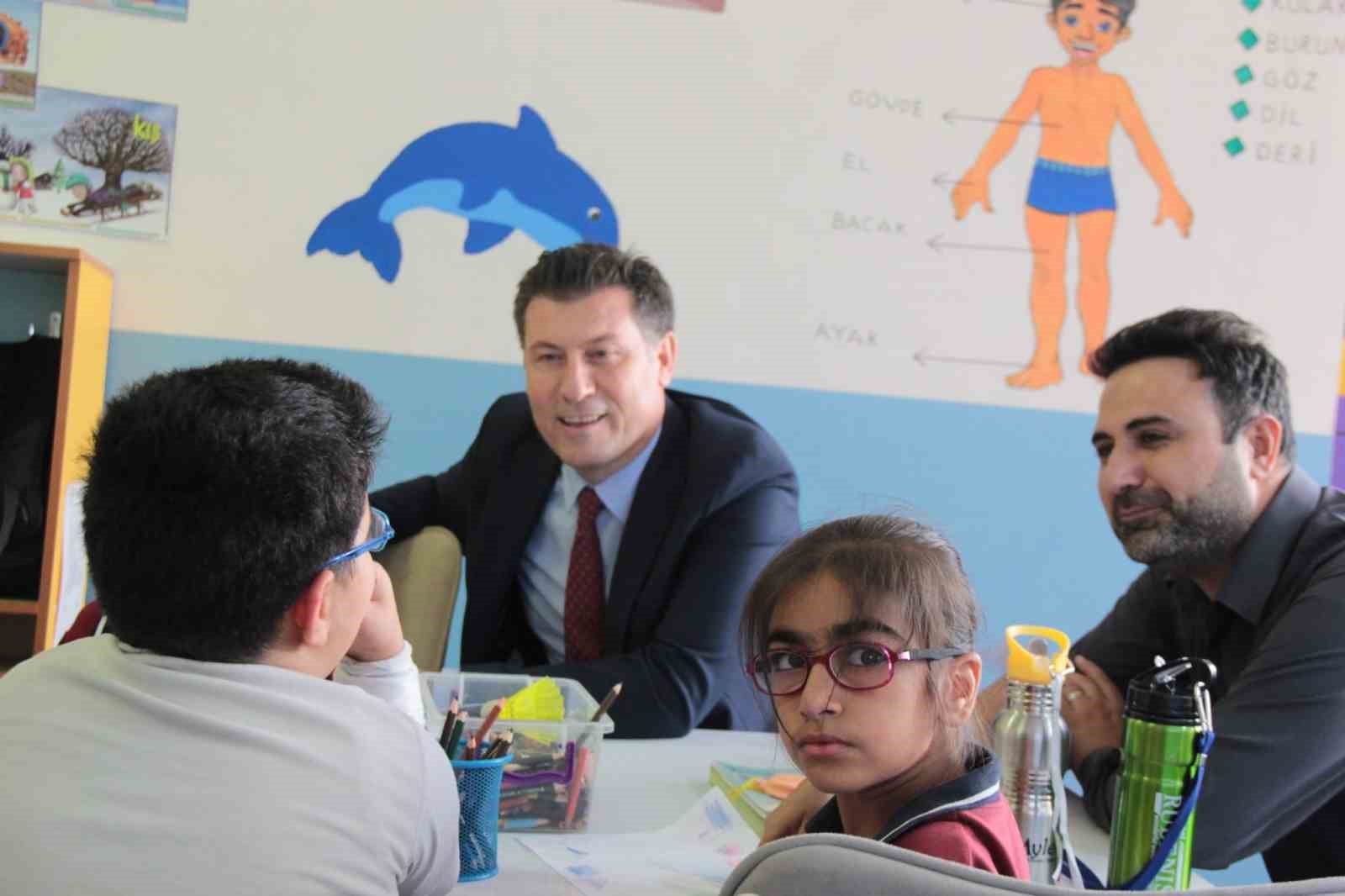 CİZRE İLÇE MİLLİ EĞİTİM MÜDÜRÜ ŞAHAN İKE, METİN BOSTANCIOĞLU İLKOKULU VE MENDERES ORTAOKULUNU ZİYARET EDEREK ÖĞRENCİLERLE AYNI SIRAYI PAYLAŞTI, ÖĞRETMENLERİN MESLEKİ ADANMIŞLIĞI ÜZERİNE DEĞERLENDİRMELERDE BULUNDU.