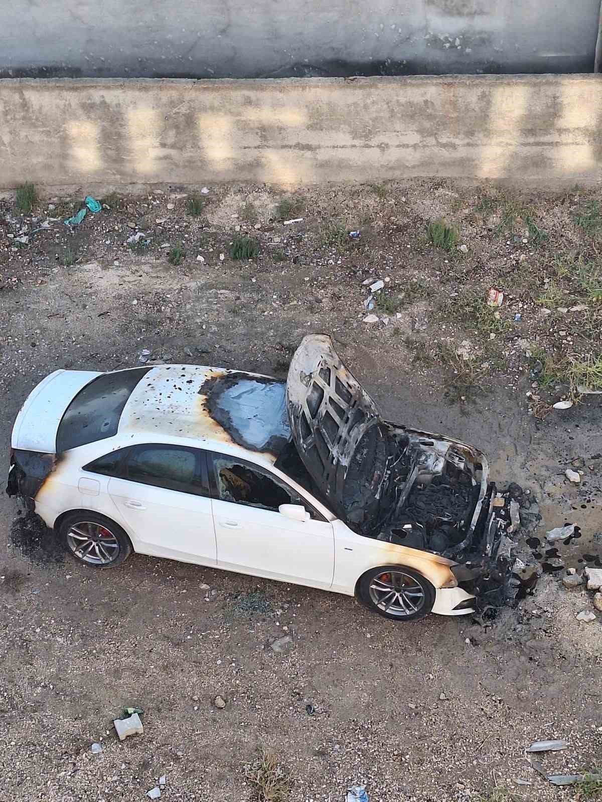 ŞANLIURFA'NIN BİRECİK İLÇESİNDE PARK HALİNDEKİ OTOMOBİLE ÖNCE ATEŞ AÇILDI, SONRA DA KUNDAKLANDI.