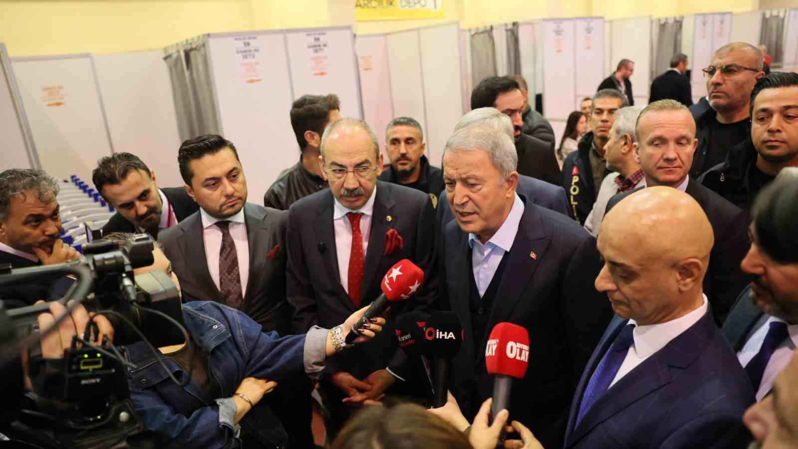 KAYSERİ TİCARET ODASI'NIN (KTO) ORGAN SEÇİMLERİ BAŞLARKEN, ONLARCA ÜYE OY KULLANMAK İÇİN ALANA GELDİ. KTO BAŞKANI VE BAŞKAN ADAYI ÖMER GÜLSOY SEÇİMLE İLGİLİ, "TAM GAZ ÇALIŞMAYA ÖNÜMÜZDEKİ DÖNEMDE DE DEVAM EDECEĞİZ" DERKEN, DİĞER BAŞKAN ADAYI ALİ ALKAN İSE, "DEMOKRASİ ŞÖLENİ YAŞIYORUZ" İFADELERİNİ KULLANDI.