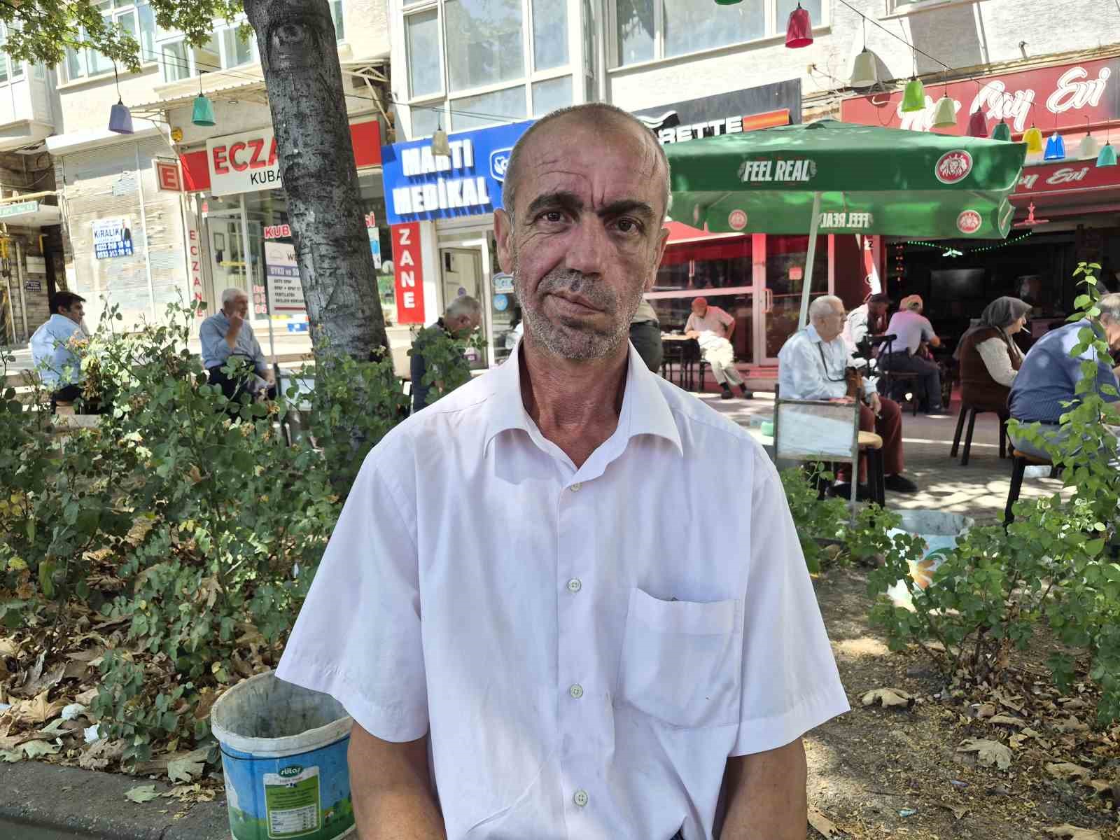 ESKİŞEHİR'DE SEYYAR ESNAFLIK YAPAN AYAKKABI BOYACISI ORHAN KURUÇ, TEZGAHINA ASTIĞI YAZI İLE VATANDAŞLARIN İLGİSİNİ ÇEKTİ.