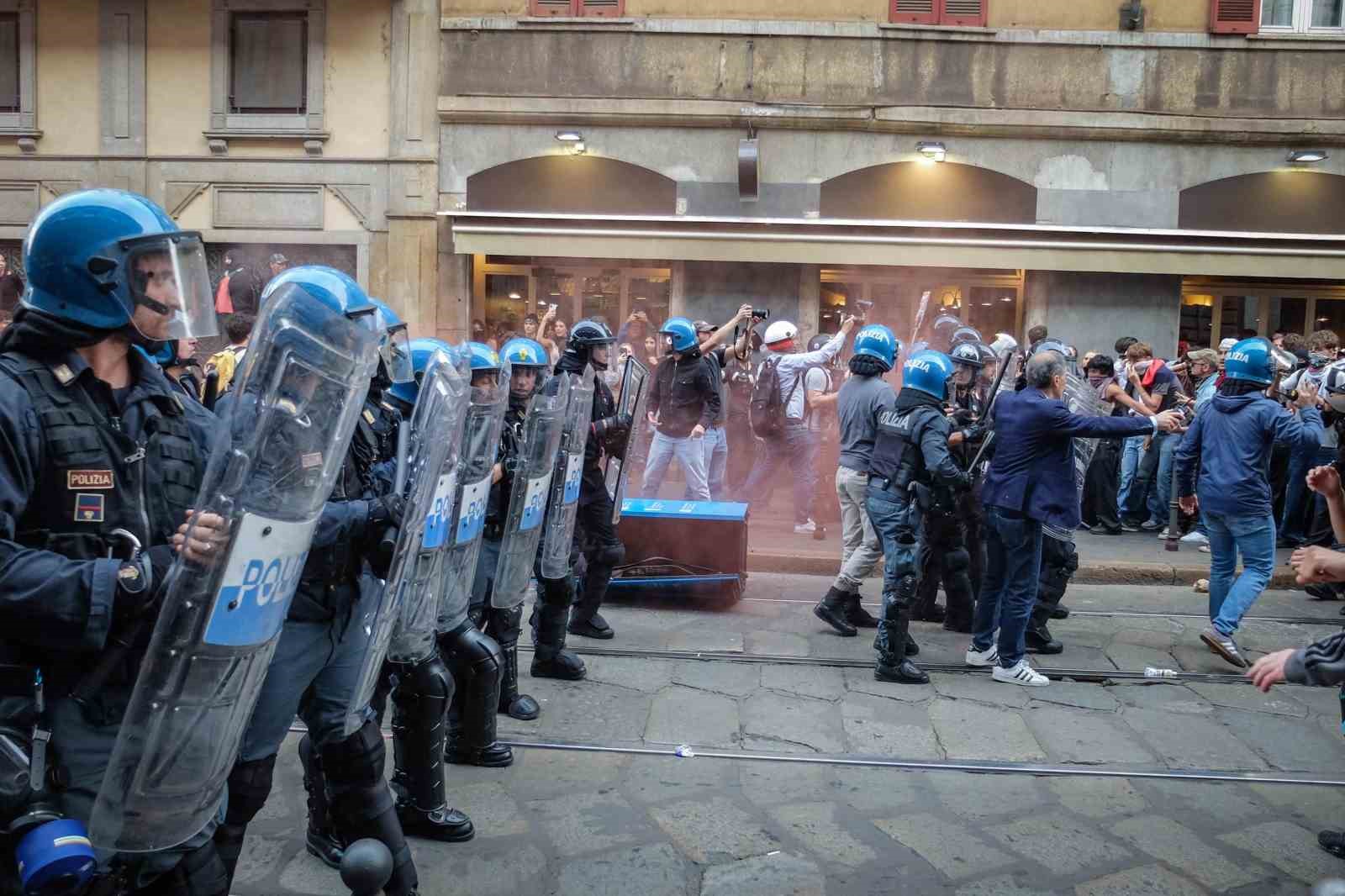İTALYA’NIN MİLANO KENTİNDE HAYAT PAHALILIĞI VE BAŞBAKAN GİORGİA MELONİ HÜKÜMETİNE KARŞI DÜZENLENEN VE 5 BİNDEN FAZLA KİŞİNİN KATILDIĞI PROTESTO YÜRÜYÜŞÜNÜN ARDINDAN POLİSLE GÖSTERİCİLER ARASINDA ÇATIŞMA ÇIKARKEN, GÜVENLİK GÜÇLERİ TAŞ VE SERT CİSİMLER ATAN GRUPLARA GÖZ YAŞARTICI GAZLA MÜDAHALE ETTİ.