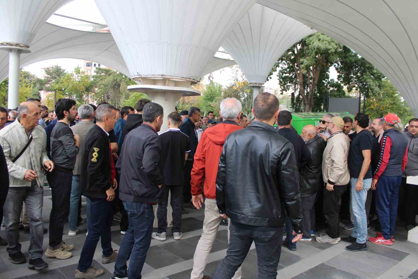ÖĞRETMENİ SON YOLCULUĞUNA MESLEKTAŞLARI VE AİLESİ UĞURLADI.