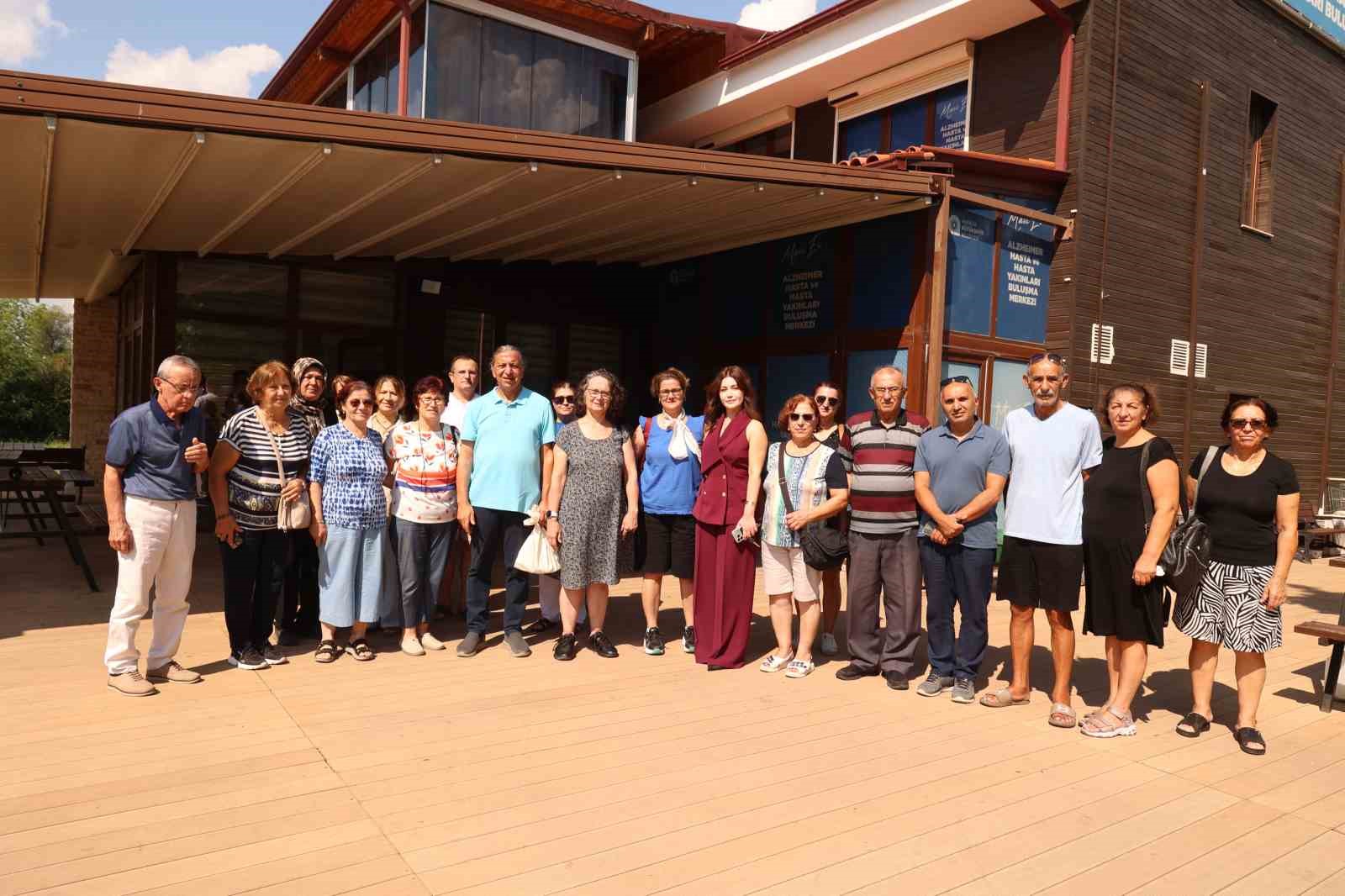 ANTALYA BÜYÜKŞEHİR BELEDİYESİ BÜNYESİNDE ALZHEİMER HASTALARI VE YAKINLARINA HİZMET VEREN MAVİ EV'DE, "DÜNYA ALZHEİMER AYI" KAPSAMINDA FARKINDALIK VE MORAL ETKİNLİKLERİ DÜZENLENDİ