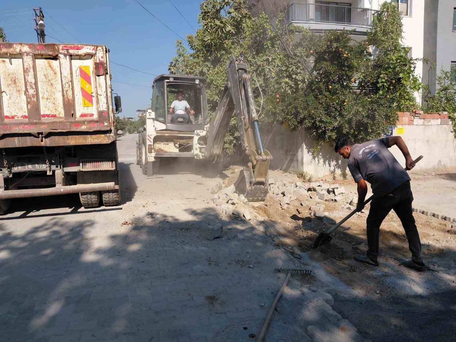 AYDIN’IN GERMENCİK İLÇESİNDE BELEDİYE EKİPLERİNİN YOL BAKIM, ONARIM VE DÜZENLEME ÇALIŞMALARI DEVAM EDİYOR. FEN İŞLERİ MÜDÜRLÜĞÜ EKİPLERİ, MESUDİYE VE İSTASYON MAHALLELERİNDE FARKLI NOKTALARDA ÇALIŞMA GERÇEKLEŞTİRİYOR.