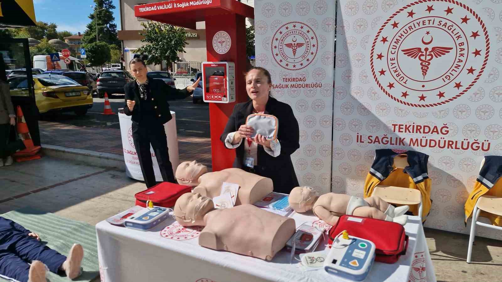 TEKİRDAĞ'DA ANİ KALP ÖLÜMLERİNE KARŞI YENİ BİR UYGULAMA HAYATA GEÇİRİLDİ. 112 ACİL ÇAĞRI MERKEZİ'NE EN YOĞUN İHBARLARIN ULAŞTIĞI BÖLGELER DİKKATE ALINARAK SÜLEYMANPAŞA, ÇORLU VE ÇERKEZKÖY İLÇELERİNDE OTOMATİK ELEKTRO KARDİYOVERSİYON CİHAZLARI VATANDAŞLARIN KULLANIMINA SUNULDU.