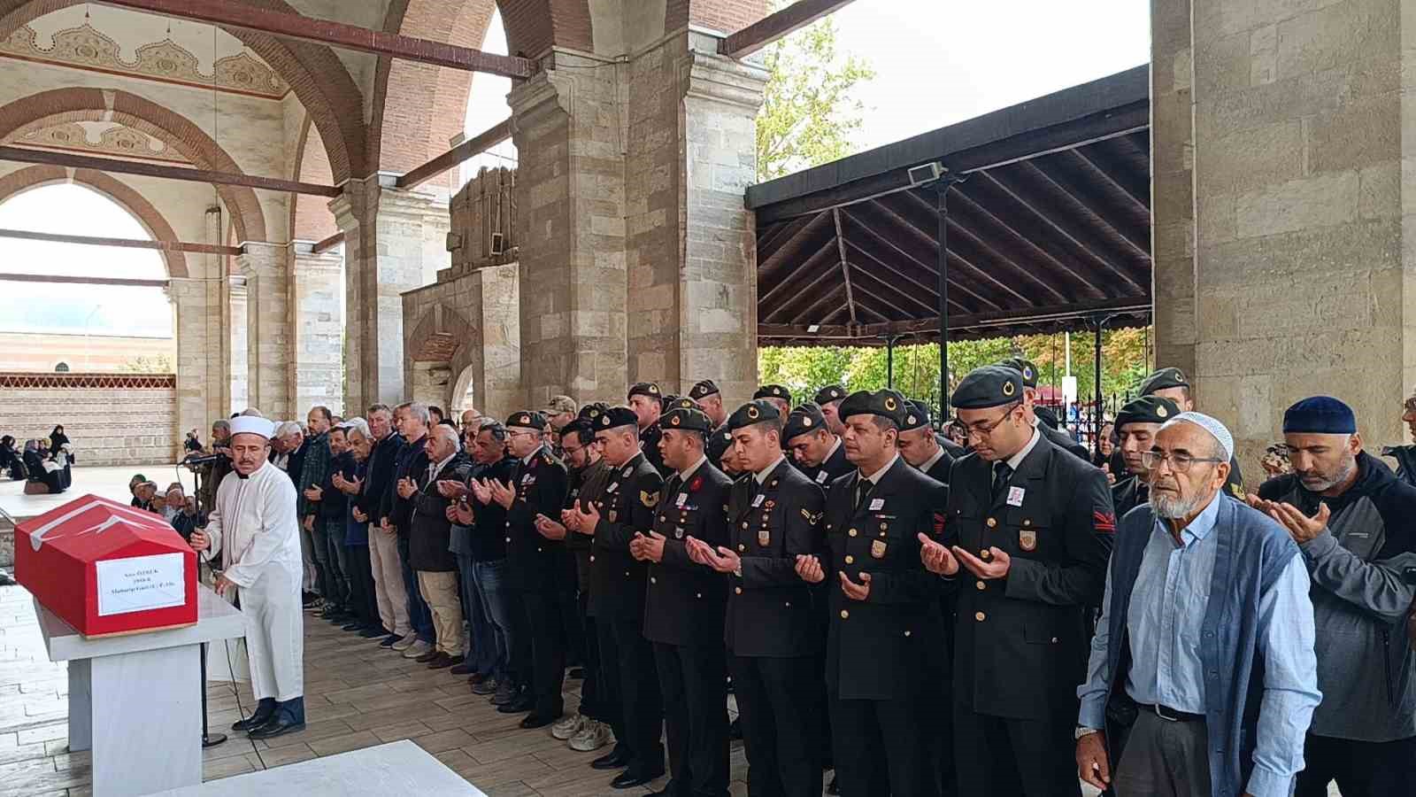 EDİRNE'DE 86 YAŞINDAKİ KIBRIS GAZİSİ AZİZ ÖZBEK, ESKİ CAMİ’DE ÖĞLE NAMAZININ ARDINDAN DÜZENLENEN ASKERİ TÖRENLE SON YOLCULUĞUNA UĞURLANDI.