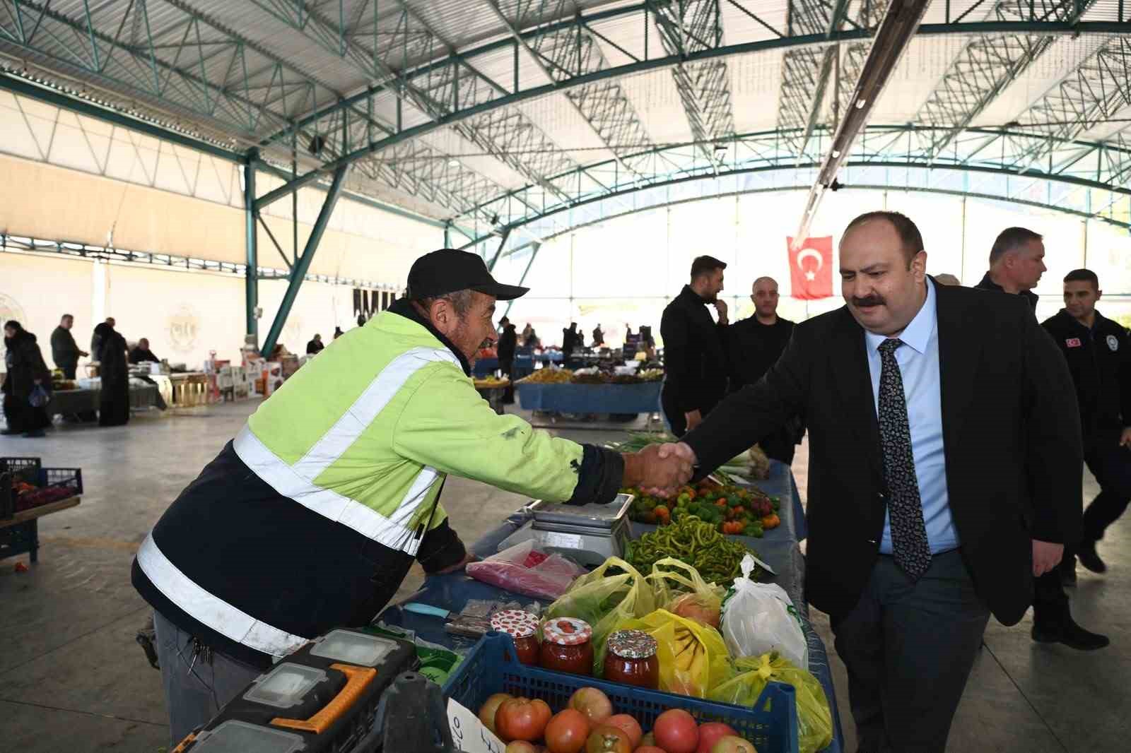 İNÖNÜ BELEDİYE BAŞKANI SERHAT HAMAMCI, KAPALI PAZAR YERİNİ ZİYARET EDEREK VATANDAŞLAR VE PAZARCI ESNAFIYLA BİR ARAYA GELDİ.