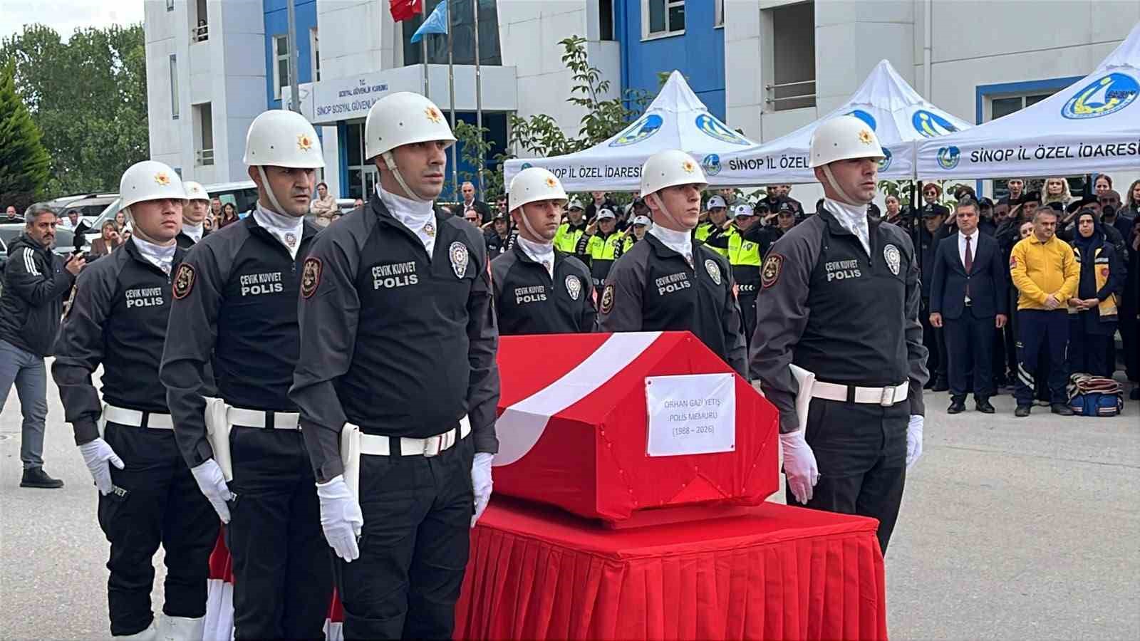 SİNOP’TA TEKNENİN ALABORA OLMASI SONUCU HAYATINI KAYBEDEN POLİS MEMURU ORHAN GAZİ YETİŞ İÇİN SİNOP POLİSEVİ’NDE TÖREN DÜZENLENDİ.