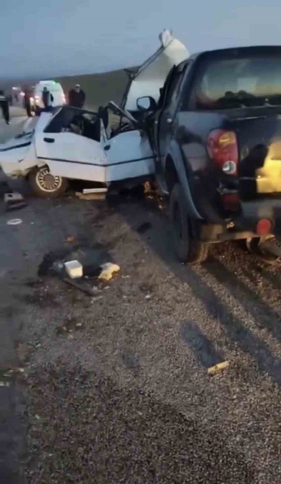 ÇANKIRI’NIN KIZILIRMAK İLÇESİNDE OTOMOBİL İLE PİKABIN ÇARPIŞMASI SONUCU 1 KİŞİ HAYATINI KABETTİ, 2 KİŞİ YARALANDI.