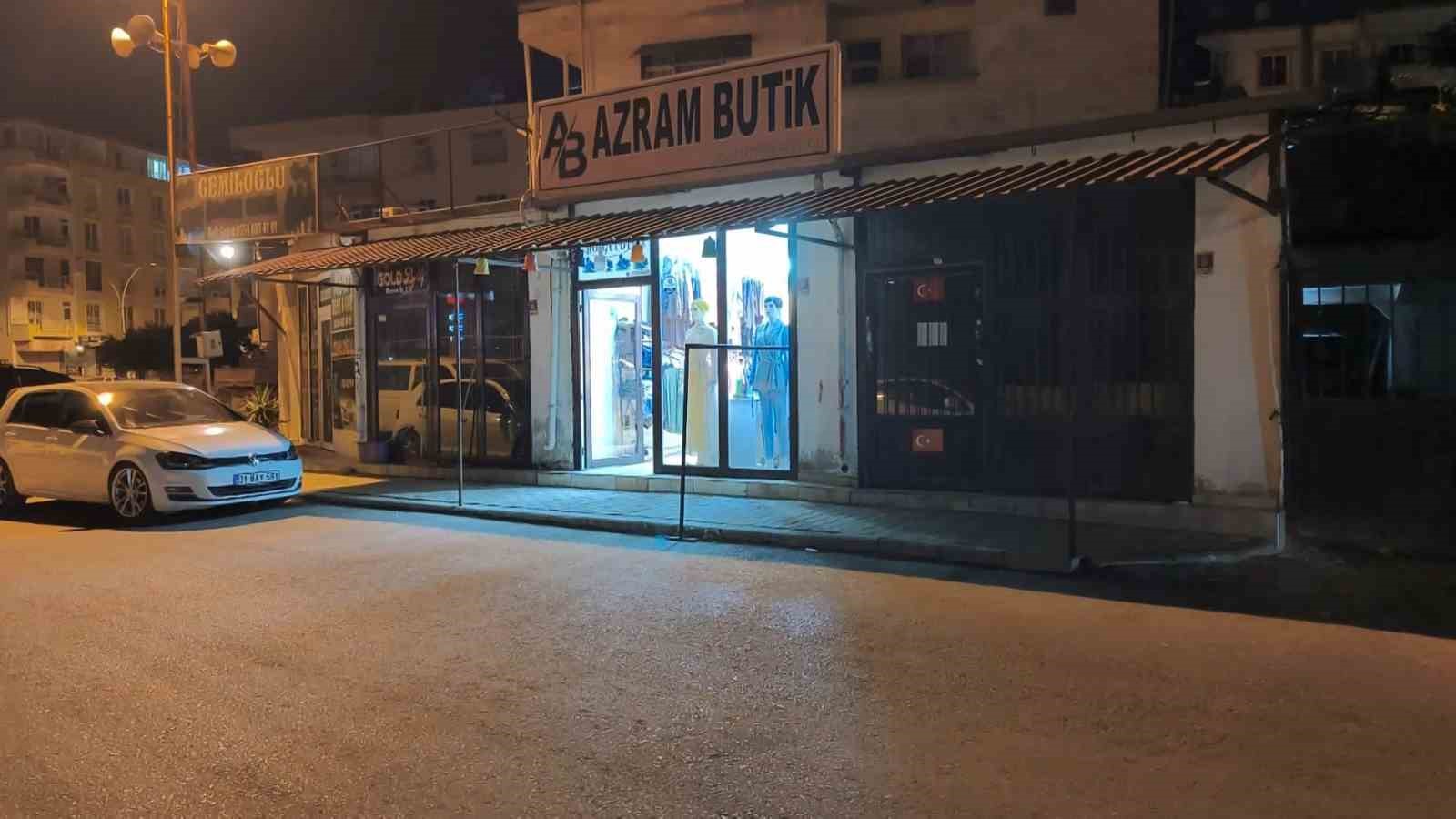 HATAY’IN REYHANLI İLÇESİNDE BİR GİYİM MAĞAZASINA MÜŞTERİ GİBİ GELEN 2 KADIN, ÇALIŞANI OYALAYARAK KASADAN BİN TL PARA ÇALDI.
