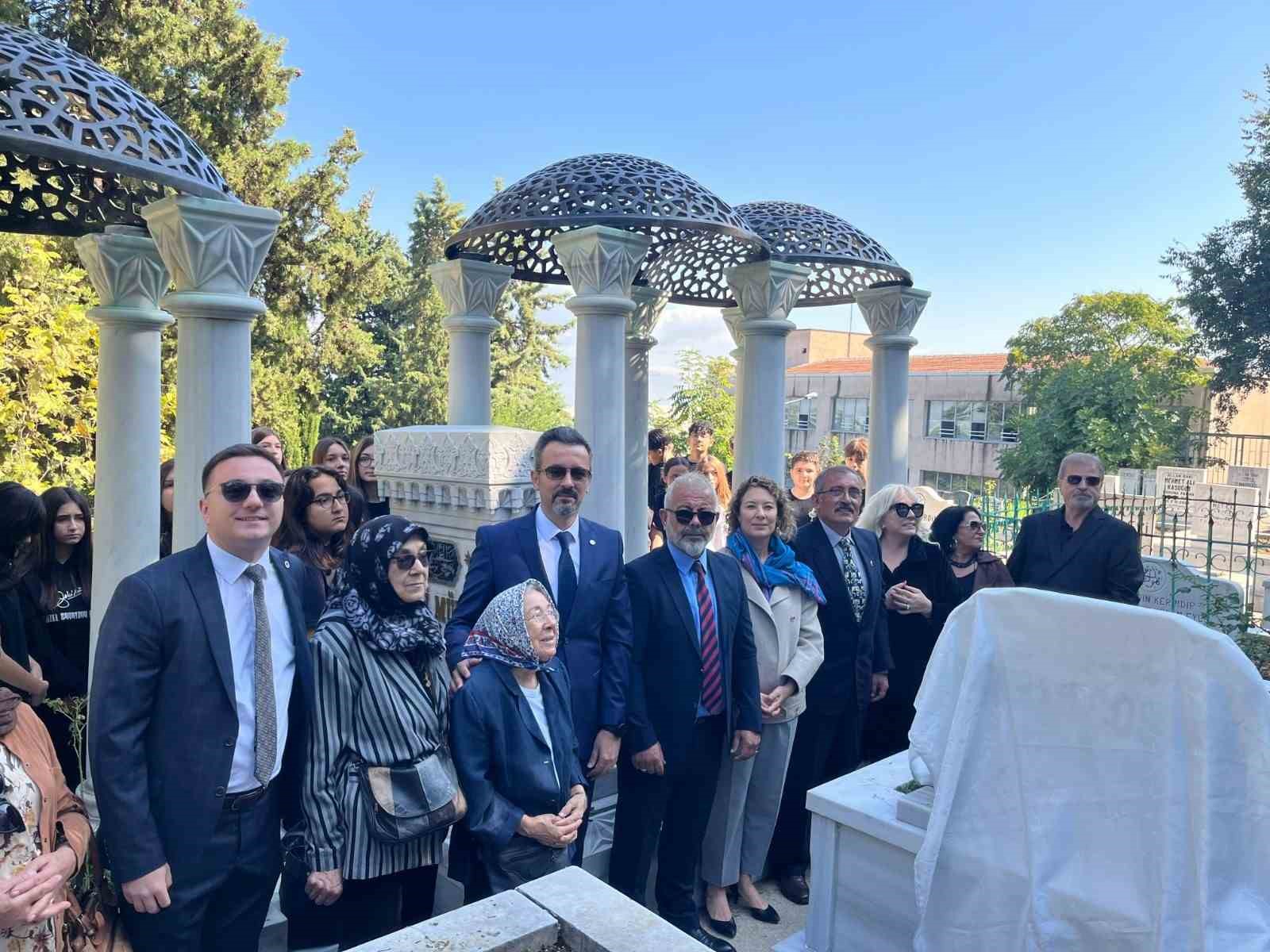 TÜRK MÜZİĞİNİN "SANAT GÜNEŞİ" ZEKİ MÜREN, ÖLÜMÜNÜN 30. YILINDA MEMLEKETİ BURSA’DA KABRİ BAŞINDA ANILDI. EMİR SULTAN MEZARLIĞI’NDA DÜZENLENEN TÖRENE AİLESİ, SEVENLERİ, VAKIF TEMSİLCİLERİ VE ÖĞRENCİLER KATILDI. MÜREN İÇİN DÜZENLENEN ANMA PROGRAMI, AKŞAM NÜKHET DURU’NUN DA SAHNEYE ÇIKACAĞI ÖZEL KONSERLE DEVAM EDECEK.