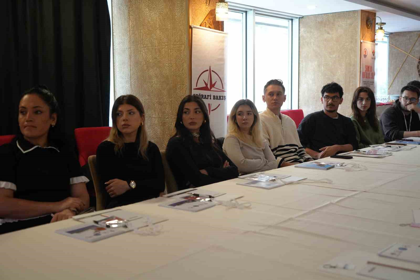 ONDOKUZ MAYIS ÜNİVERSİTESİ (OMÜ) BÜNYESİNDE YÜRÜTÜLEN "KÜLTÜREL MİRAS ALANLARININ SINIF DIŞI EĞİTİMDE KULLANIMI: SAMSUN KURTULUŞ YOLU" PROJESİNİN İLK OTURUMU BUGÜN GERÇEKLEŞTİRİLDİ. PROJE KOORDİNATÖRÜ PROF. DR. CEVDET YILMAZ, MİLLÎ EĞİTİM BAKANLIĞININ GÜNCEL TERMİNOLOJİSİ DOĞRULTUSUNDA "KURTULUŞ YOLU" GÜZERGÂHININ "MİLLÎ MÜCADELE YOLU" VEYA "MİLLÎ MÜCADELE GÜZERGÂHI" OLARAK DEĞİŞTİRİLMESİNİ ÖNERDİKLERİNİ SÖYLEDİ.