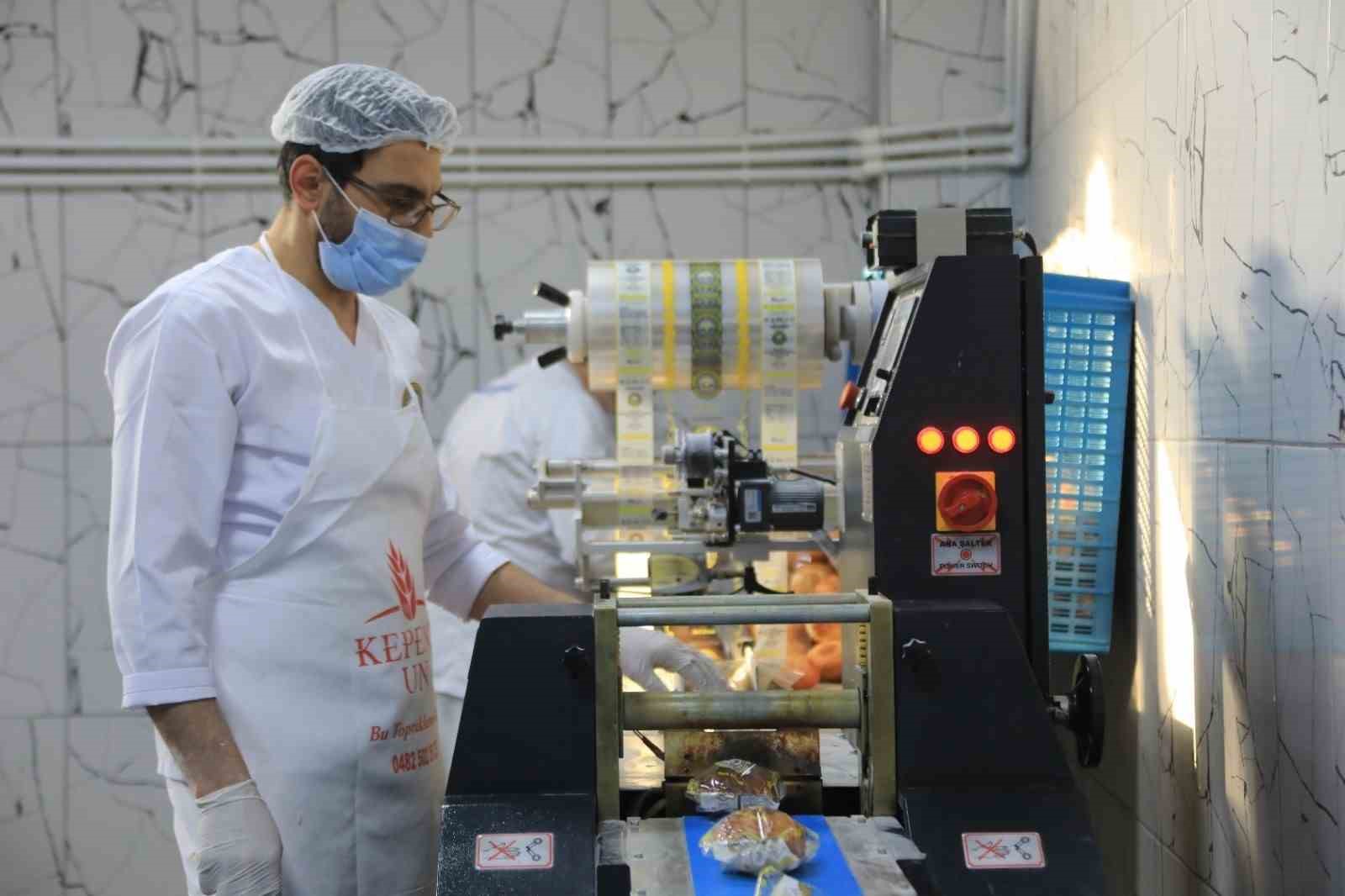 ELAZIĞ BELEDİYESİ, SOSYAL BELEDİYECİLİK ANLAYIŞI DOĞRULTUSUNDA HAYATA GEÇİRDİĞİ HALK EKMEK ÜRETİM TESİSİ’NDE; VATANDAŞLARIN SOFRALARINA SAĞLIKLI, HİJYENİK VE KALİTELİ EKMEĞİ UYGUN FİYATLARLA ULAŞTIRMAYI SÜRDÜRÜYOR. TESİSTE GÜNLÜK YAKLAŞIK 20 BİN EKMEK ÜRETİLEREK VATANDAŞLARIN TÜKETİMİNE SUNULUYOR