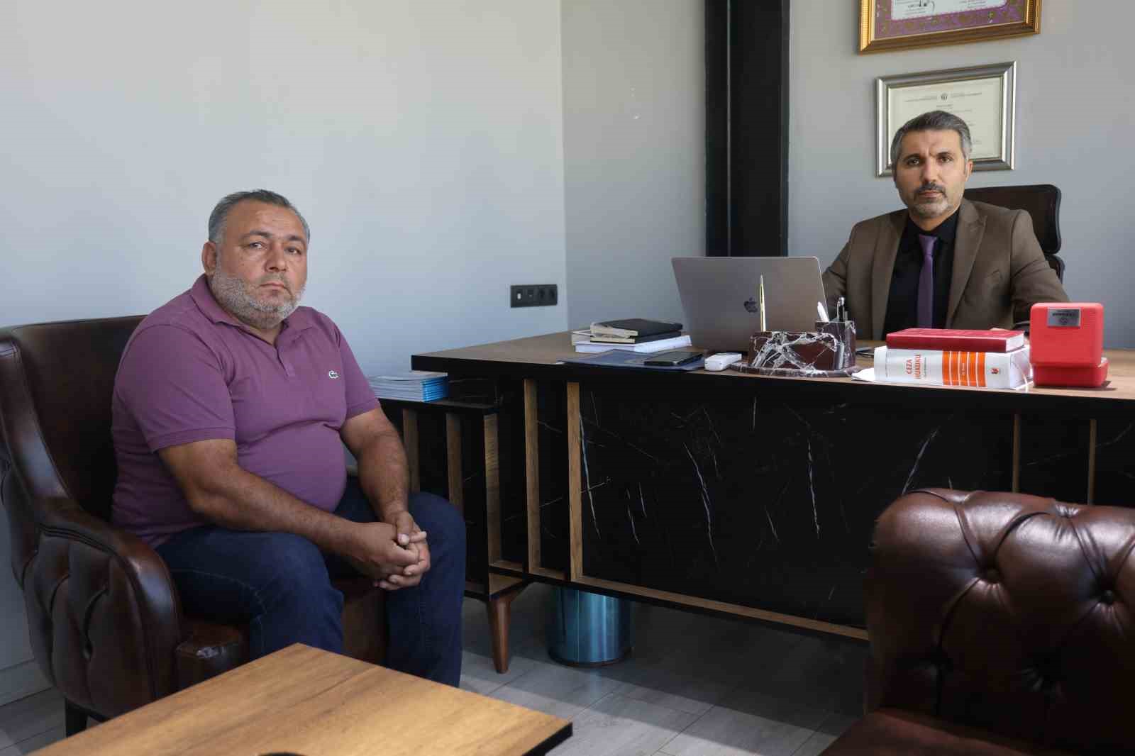 HATAY’DA İDDİALARA GÖRE BİLGİSİ DIŞINDA ADINA BANKA HESAPLARI AÇILAN 20 YAŞINDAKİ ABDURRAHMAN EVLİ, BU HESAPLAR ÜZERİNDEN SOSYAL MEDYADA YAYIMLANAN SAHTE KİRALIK BUNGALOV VE ÇEŞİTLİ İLANLARLA GERÇEKLEŞTİRİLEN DOLANDIRICILIK OLAYLARI NEDENİYLE MAĞDUR OLDU