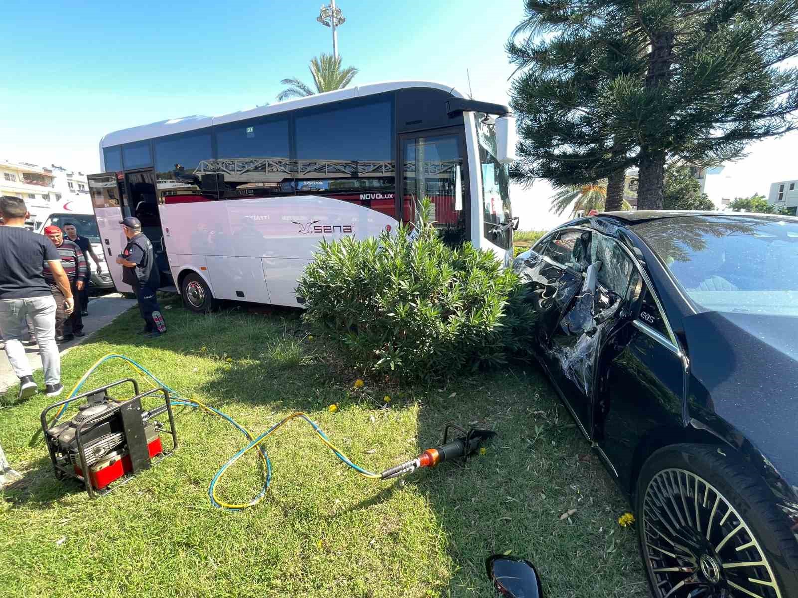 ANTALYA’NIN ALANYA İLÇESİNDE YOLCU MİDİBÜSÜ İLE OTOMOBİLİN ÇARPIŞMASI SONUCU MEYDANA GELEN KAZADA 1 KİŞİ YARALANDI.