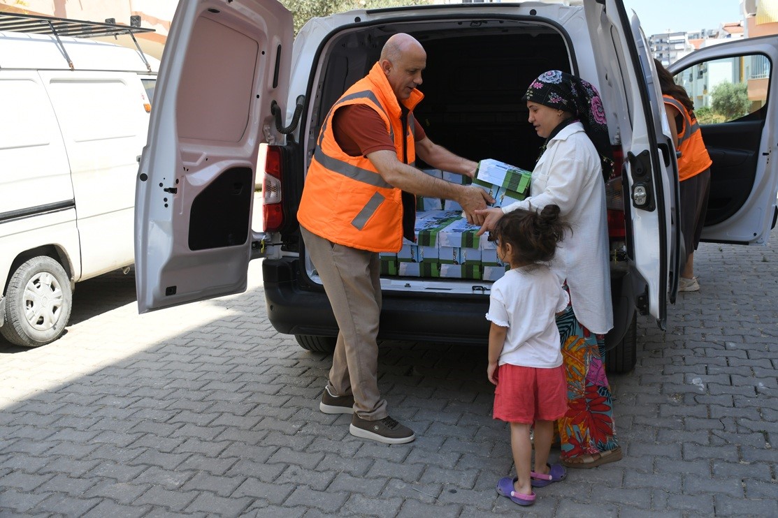 KUŞADASI BELEDİYESİ, İHTİYAÇ SAHİBİ AİLELERİN 24-60 AY ARASINDAKİ ÇOCUKLARINA DÜZENLİ SÜT DESTEĞİ SAĞLAYARAK HEM ÇOCUKLARIN SAĞLIKLI BESLENMESİNE HEM DE AİLELERİN BÜTÇESİNE KATKI SUNUYOR.