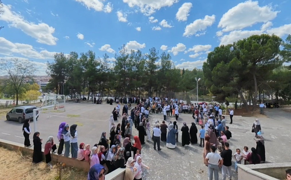MEHMET ALBAYRAK HAFIZ İMAM HATİP ORTAOKULU'NDA HAFIZLIK EĞİTİMLERİNİ TAMAMLAYAN ÖĞRENCİLER İÇİN MEZUNİYET PROGRAMI DÜZENLENDİ.