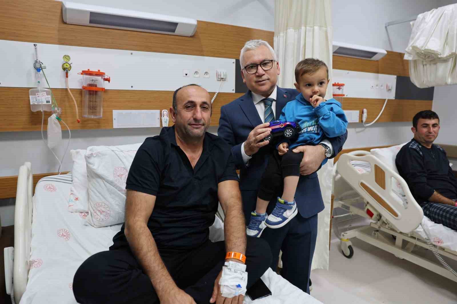 SİVAS VALİSİ YILMAZ ŞİMŞEK, TURHAL ŞEKER FABRİKASI’NDA MEYDANA GELEN KARBONMONOKSİT ZEHİRLENMESİ SONRASI SİVAS’TA TEDAVİ ALTINA ALINAN İŞÇİLERİ HASTANEDE ZİYARET ETTİ.