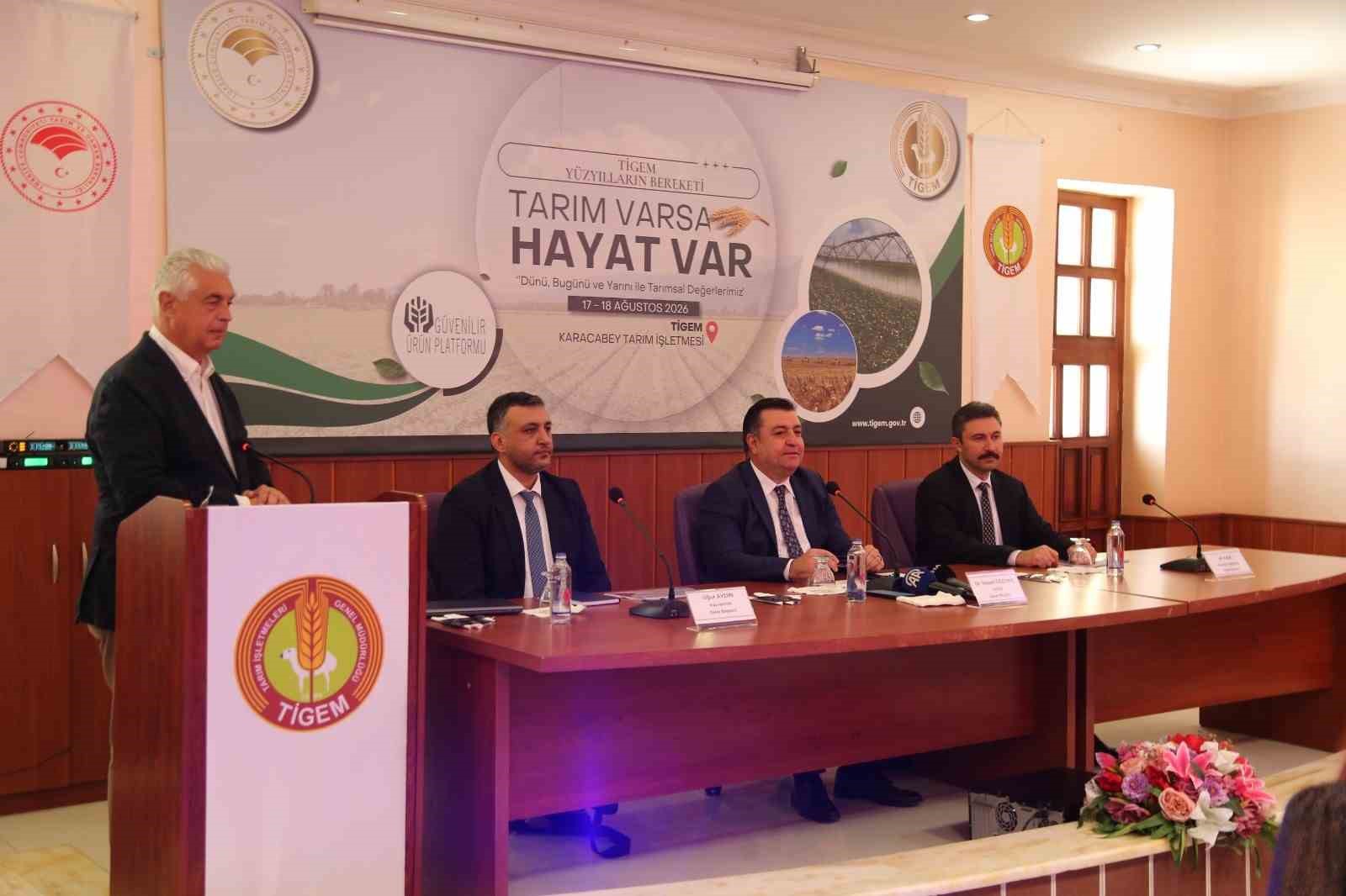 PROGRAM KAPSAMINDA DÜZENLENEN SAHA ZİYARETLERİNDE, TİGEM'İN TÜRKİYE'NİN GIDA ARZ GÜVENLİĞİNE SAĞLADIĞI KATKILAR, YERLİ VE MİLLÎ ÜRETİM KAPASİTESİ, YÜKSEK VERİMLİ ÜRETİM MODELLERİ İLE GEN KAYNAKLARININ KORUNMASINA YÖNELİK ÇALIŞMALARI KATILIMCILARLA PAYLAŞILDI.
